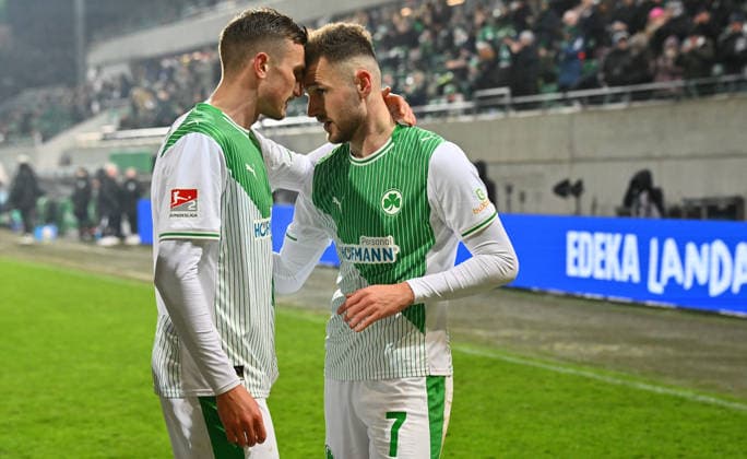 20.02.2026 - Fussball - Saison 2025 2026 - 2. Fussball - Bundesliga - 23. Spieltag: SpVgg Greuther Fürth ( Kleeblatt SGF ) - DSC Arminia Bielefeld - Sportfoto Zink - xwoxzix - DFL regulations prohibit any use of photographs as image sequences and or quasi-video - only for editorial use - Torjubel Jubel Freude nach Treffer Tor Torschuß zum 2:1 durch Dennis Srbeny (7, SpVgg Greuther Fürth ) - Philipp Ziereis (4, SpVgg Greuther Fürth ) Dennis Srbeny (7, SpVgg Greuther Fürth )