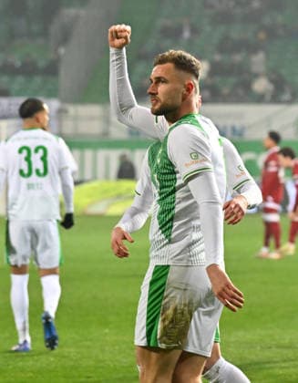 20.02.2026 - Fussball - Saison 2025 2026 - 2. Fussball - Bundesliga - 23. Spieltag: SpVgg Greuther Fürth ( Kleeblatt SGF ) - DSC Arminia Bielefeld - Sportfoto Zink - xwoxzix - DFL regulations prohibit any use of photographs as image sequences and or quasi-video - only for editorial use - Torjubel Jubel Freude nach Treffer Tor Torschuß zum 2:1 durch Dennis Srbeny (7, SpVgg Greuther Fürth ) - ballt Faust Fäuste