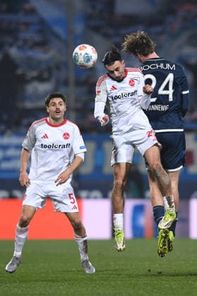 Fußball 2. Bundesliga 23. Spieltag VfL Bochum - 1. FC Nürnberg am 20.02.2026 im Vonovia Ruhrstadion in Bochum Berkay Yilmaz ( Nürnberg ), links - Mats Panneweg ( Bochum ), rechts - Tom Baack ( Nürnberg ), hinten DFL regulations prohibit any use of photographs as image sequences and or quasi-video.