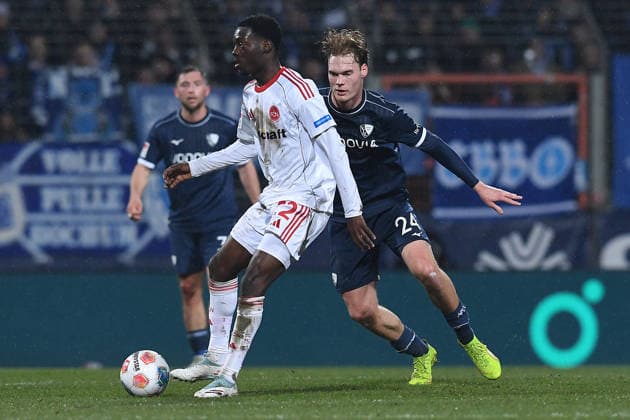 Fußball 2. Bundesliga 23. Spieltag VfL Bochum - 1. FC Nürnberg am 20.02.2026 im Vonovia Ruhrstadion in Bochum Rabby Nzingoula ( Nürnberg ), links - Mats Panneweg ( Bochum ), rechts DFL regulations prohibit any use of photographs as image sequences and or quasi-video.