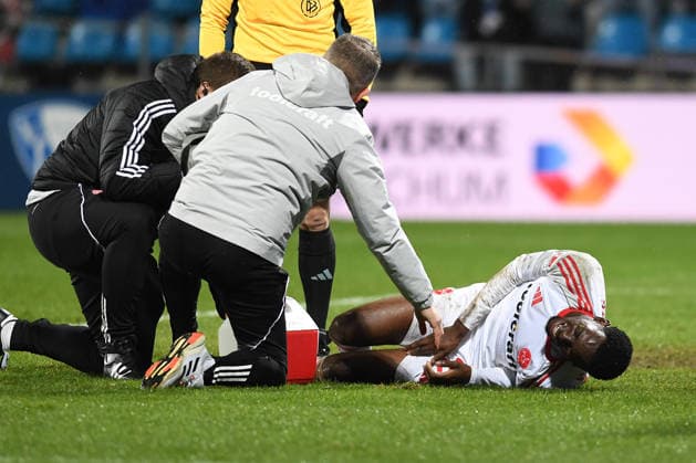 Rabby Nzingoula (1. FC Nuernberg) verletzt waehrend des spiels der 2. Bundesliga zwischen VfL Bochum und 1. FC Nürnberg, Vonovia Ruhrstadion am 20. February 2026 in Bochum, Deutschland. (Foto von Ralf Treese DeFodi Images) +++ Rabby Nzingoula (1. FC Nuernberg) injured during the 2. Bundesliga match between VfL Bochum and 1. FC Nürnberg at Vonovia Ruhrstadion on February 20, 2026 in Bochum, Germany. (Photo by Ralf Treese DeFodi Images) (Photo by Ralf Treese DeFodi Images) -