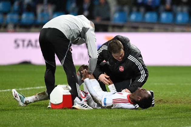 Rabby Nzingoula (1. FC Nuernberg) verletzt waehrend des spiels der 2. Bundesliga zwischen VfL Bochum und 1. FC Nürnberg, Vonovia Ruhrstadion am 20. February 2026 in Bochum, Deutschland. (Foto von Ralf Treese DeFodi Images) +++ Rabby Nzingoula (1. FC Nuernberg) injured during the 2. Bundesliga match between VfL Bochum and 1. FC Nürnberg at Vonovia Ruhrstadion on February 20, 2026 in Bochum, Germany. (Photo by Ralf Treese DeFodi Images) (Photo by Ralf Treese DeFodi Images) -