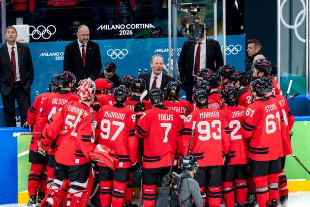 OLYMPICS - Winter Olympic Games, Olympische Spiele, Olympia, OS Milano Cortina 2026 MILAN,ITALY,20.FEB.26 - OLYMPICS, Ice hockey, Eishockey - Winter Olympic Games Milano Cortina 2026, semifinal, Canada vs Finland, men. Image shows head coach Jon Copper (CAN) and the team.  GEPAxpictures xMatthiasxTrinkl