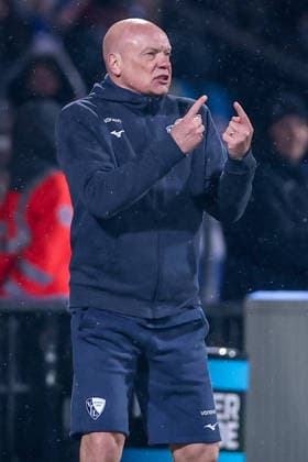 20.02.2026, Fußball, VfL Bochum - 1. FC Nürnberg, 2. Fußball Bundesliga, 23. Spieltag, Vonovia Ruhrstadion, Saison 2025 2026: Cheftrainer Uwe Rösler (VfL Bochum hc) gestikulierend am Spielfeldrand DFB regulations prohibit any use of photographs as image sequences and or quasi-video. Nordrhein-Westfalen Deutschland