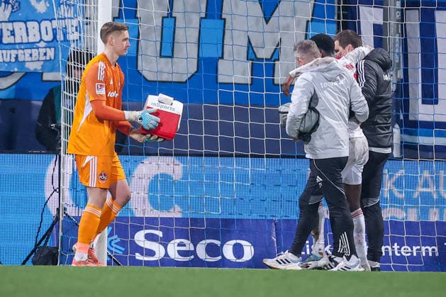 20.02.2026, Fußball, VfL Bochum - 1. FC Nürnberg, 2. Fußball Bundesliga, 23. Spieltag, Vonovia Ruhrstadion, Saison 2025 2026: Rabby Nzingoula (1FC Nuernberg 22) muss verletzt vom Spielfeld begleitet werden Verletzung DFB regulations prohibit any use of photographs as image sequences and or quasi-video. Nordrhein-Westfalen Deutschland