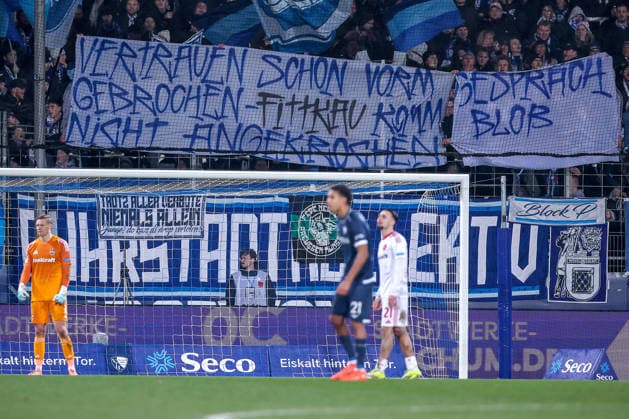 20.02.2026, Fußball, VfL Bochum - 1. FC Nürnberg, 2. Fußball Bundesliga, 23. Spieltag, Vonovia Ruhrstadion, Saison 2025 2026: Tribüne Fans Zuschauer Ultras banner Schriftzug Vertrauen schon vor dem Gespräch gebrochen - Fittjkau komm bloß nicht angekrochen DFB regulations prohibit any use of photographs as image sequences and or quasi-video. Nordrhein-Westfalen Deutschland