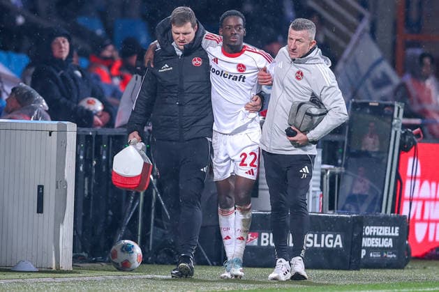 20.02.2026, Fußball, VfL Bochum - 1. FC Nürnberg, 2. Fußball Bundesliga, 23. Spieltag, Vonovia Ruhrstadion, Saison 2025 2026: Rabby Nzingoula (1FC Nuernberg 22) muss verletzt vom Spielfeld begleitet werden Verletzung DFB regulations prohibit any use of photographs as image sequences and or quasi-video. Nordrhein-Westfalen Deutschland