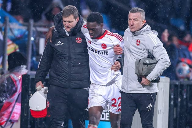 20.02.2026, Fußball, VfL Bochum - 1. FC Nürnberg, 2. Fußball Bundesliga, 23. Spieltag, Vonovia Ruhrstadion, Saison 2025 2026: Rabby Nzingoula (1FC Nuernberg 22) muss verletzt vom Spielfeld begleitet werden Verletzung DFB regulations prohibit any use of photographs as image sequences and or quasi-video. Nordrhein-Westfalen Deutschland