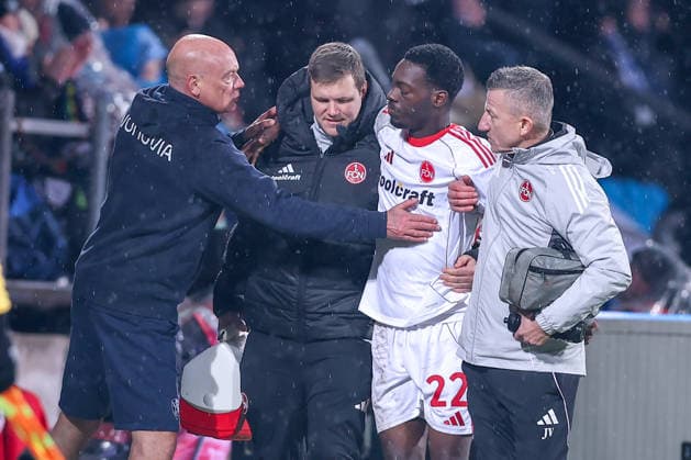 20.02.2026, Fußball, VfL Bochum - 1. FC Nürnberg, 2. Fußball Bundesliga, 23. Spieltag, Vonovia Ruhrstadion, Saison 2025 2026: Cheftrainer Uwe Rösler (VfL Bochum hc) tröstend neben Rabby Nzingoula (1FC Nuernberg 22) der muss verletzt vom Spielfeld begleitet werden Verletzung DFB regulations prohibit any use of photographs as image sequences and or quasi-video. Nordrhein-Westfalen Deutschland