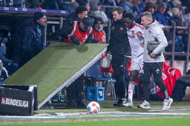 20.02.2026, Fußball, VfL Bochum - 1. FC Nürnberg, 2. Fußball Bundesliga, 23. Spieltag, Vonovia Ruhrstadion, Saison 2025 2026: Rabby Nzingoula (1FC Nuernberg 22) muss verletzt vom Spielfeld begleitet werden Verletzung DFB regulations prohibit any use of photographs as image sequences and or quasi-video. Nordrhein-Westfalen Deutschland