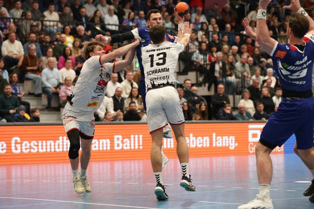 Zweikampf, Duell, Kampf, tackle, duel, duel, fight, tackle Magnus Holpert (VfL Lübeck Schwartau, 22), Merlin Fuss (HBW Balingen-Weilstetten, 13) und Ole Schramm (VfL Lübeck Schwartau, 13) HBW Balingen Weilstetten - VFL Luebeck-Schwartau, Handball 2.Bundesliga, 20.Spieltag, Saison 2025 2026, 20.02.26 HBW Balingen Weilstetten - VFL Luebeck-Schwartau, Handball 2.Bundesliga, Spieltag 20, Saison 2025 2026, 20.02.26 Balingen Copyright: xEibner-Pressefoto KirstenxThiemax