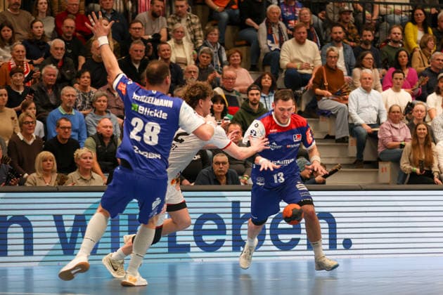Zweikampf, Duell, Kampf, tackle, duel, duel, fight, tackle Tobias Heinzelmann (HBW Balingen-Weilstetten, 28), Magnus Holpert (VfL Lübeck Schwartau, 22) und Merlin Fuss (HBW Balingen-Weilstetten, 13) HBW Balingen Weilstetten - VFL Luebeck-Schwartau, Handball 2.Bundesliga, 20.Spieltag, Saison 2025 2026, 20.02.26 HBW Balingen Weilstetten - VFL Luebeck-Schwartau, Handball 2.Bundesliga, Spieltag 20, Saison 2025 2026, 20.02.26 Balingen Copyright: xEibner-Pressefoto KirstenxThiemax