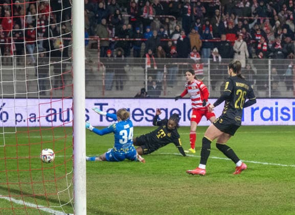 Fußball, Frauen, Saison 2025 2026, Google Pixel Frauen-Bundesliga (19. Spieltag), 1. FC Union Berlin - 1. FC Köln, Eileen Campbell (1. FC Union) erzielt das Tor zum 2:1 gegen Torhüterin Irina Fuchs (Köln), Lydia Andrade (Köln) und Martyna Wiankowska (Köln), 20.02. 2026, Copyright: xMatthiasxKochx