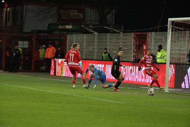 Dina Orschmann verpasst knapp das Tor Zweikampf Spielszene Aktion Fußball Fussball Bundesliga Damen Frauen Saison 2025 2026 20.02.2026 1.FC Union Berlin vs. 1.FC Köln DFL regulations prohibit any use of photographs as image sequences and or quasi-video