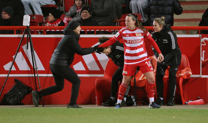Trainerin Ailien Poese, Auswechselung Hannah Eurlings Fußball Fussball Bundesliga Damen Frauen Saison 2025 2026 20.02.2026 1.FC Union Berlin vs. 1.FC Köln DFL regulations prohibit any use of photographs as image sequences and or quasi-video
