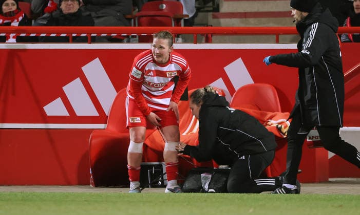 Dina Orschmann blutige Knie weden getapt Fußball Fussball Bundesliga Damen Frauen Saison 2025 2026 20.02.2026 1.FC Union Berlin vs. 1.FC Köln DFL regulations prohibit any use of photographs as image sequences and or quasi-video
