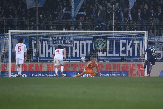 Fußball 2. Bundesliga 23. Spieltag VfL Bochum - 1. FC Nürnberg am 20.02.2026 im Vonovia Ruhrstadion in Bochum Francis Onyeka ( Bochum ) schießt einen Elfmeter zum 1:1 DFL regulations prohibit any use of photographs as image sequences and or quasi-video.
