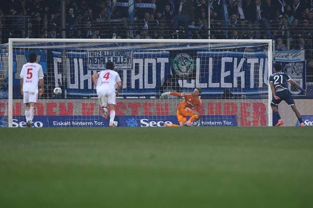Fußball 2. Bundesliga 23. Spieltag VfL Bochum - 1. FC Nürnberg am 20.02.2026 im Vonovia Ruhrstadion in Bochum Francis Onyeka ( Bochum ) schießt einen Elfmeter zum 1:1 DFL regulations prohibit any use of photographs as image sequences and or quasi-video.
