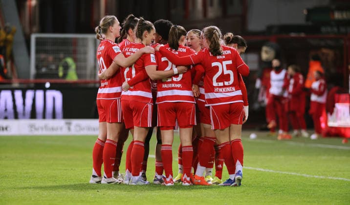 Eileen Campbell (10) jubelt nach 2:1 mit Teamkolleginnen Freude Emotion Jubel Fußball Fussball Bundesliga Damen Frauen Saison 2025 2026 20.02.2026 1.FC Union Berlin vs. 1.FC Köln DFL regulations prohibit any use of photographs as image sequences and or quasi-video