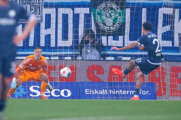 20.02.2026, Fußball, VfL Bochum - 1. FC Nürnberg, 2. Fußball Bundesliga, 23. Spieltag, Vonovia Ruhrstadion, Saison 2025 2026: Torschuss Elfmeter Treffer Tor zum 1:1 durch Torschütze Francis Onyeka (VfL Bochum 21) DFB regulations prohibit any use of photographs as image sequences and or quasi-video. Nordrhein-Westfalen Deutschland