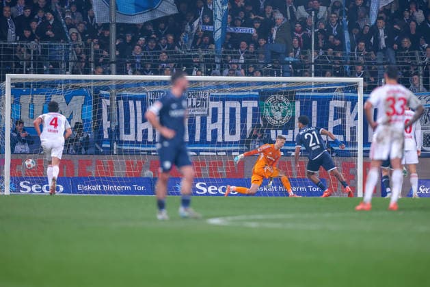 20.02.2026, Fußball, VfL Bochum - 1. FC Nürnberg, 2. Fußball Bundesliga, 23. Spieltag, Vonovia Ruhrstadion, Saison 2025 2026: Torschuss Elfmeter Treffer Tor zum 1:1 durch Torschütze Francis Onyeka (VfL Bochum 21) DFB regulations prohibit any use of photographs as image sequences and or quasi-video. Nordrhein-Westfalen Deutschland