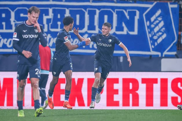 20.02.2026, Fußball, VfL Bochum - 1. FC Nürnberg, 2. Fußball Bundesliga, 23. Spieltag, Vonovia Ruhrstadion, Saison 2025 2026: Torjubel nach dem Elfmeter Treffer Tor zum 1:1 durch Torschütze Francis Onyeka (VfL Bochum 21) zusammen mit Callum Marshall (VfL Bochum 16) DFB regulations prohibit any use of photographs as image sequences and or quasi-video. Nordrhein-Westfalen Deutschland