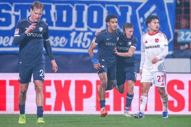 20.02.2026, Fußball, VfL Bochum - 1. FC Nürnberg, 2. Fußball Bundesliga, 23. Spieltag, Vonovia Ruhrstadion, Saison 2025 2026: Torjubel nach dem Elfmeter Treffer Tor zum 1:1 durch Torschütze Francis Onyeka (VfL Bochum 21) zusammen mit Callum Marshall (VfL Bochum 16) DFB regulations prohibit any use of photographs as image sequences and or quasi-video. Nordrhein-Westfalen Deutschland