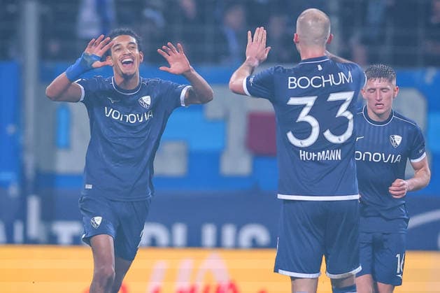 20.02.2026, Fußball, VfL Bochum - 1. FC Nürnberg, 2. Fußball Bundesliga, 23. Spieltag, Vonovia Ruhrstadion, Saison 2025 2026: Torjubel nach dem Elfmeter Treffer Tor zum 1:1 durch Torschütze Francis Onyeka (VfL Bochum 21) zusammen mit Philipp Hofmann (VfL Bochum 33) DFB regulations prohibit any use of photographs as image sequences and or quasi-video. Nordrhein-Westfalen Deutschland