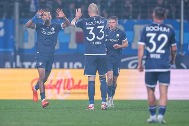 20.02.2026, Fußball, VfL Bochum - 1. FC Nürnberg, 2. Fußball Bundesliga, 23. Spieltag, Vonovia Ruhrstadion, Saison 2025 2026: Torjubel nach dem Elfmeter Treffer Tor zum 1:1 durch Torschütze Francis Onyeka (VfL Bochum 21) zusammen mit Philipp Hofmann (VfL Bochum 33) DFB regulations prohibit any use of photographs as image sequences and or quasi-video. Nordrhein-Westfalen Deutschland