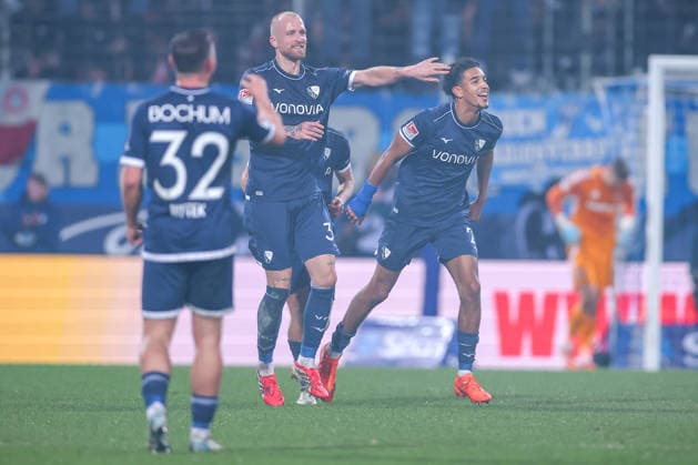 20.02.2026, Fußball, VfL Bochum - 1. FC Nürnberg, 2. Fußball Bundesliga, 23. Spieltag, Vonovia Ruhrstadion, Saison 2025 2026: Torjubel nach dem Elfmeter Treffer Tor zum 1:1 durch Torschütze Francis Onyeka (VfL Bochum 21) zusammen mit Philipp Hofmann (VfL Bochum 33) DFB regulations prohibit any use of photographs as image sequences and or quasi-video. Nordrhein-Westfalen Deutschland