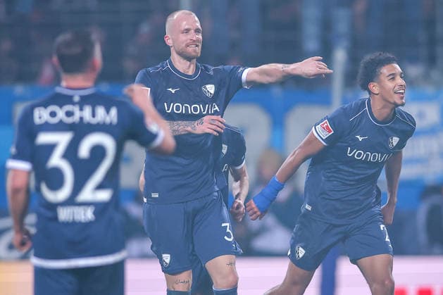 20.02.2026, Fußball, VfL Bochum - 1. FC Nürnberg, 2. Fußball Bundesliga, 23. Spieltag, Vonovia Ruhrstadion, Saison 2025 2026: Torjubel nach dem Elfmeter Treffer Tor zum 1:1 durch Torschütze Francis Onyeka (VfL Bochum 21) zusammen mit Philipp Hofmann (VfL Bochum 33) DFB regulations prohibit any use of photographs as image sequences and or quasi-video. Nordrhein-Westfalen Deutschland