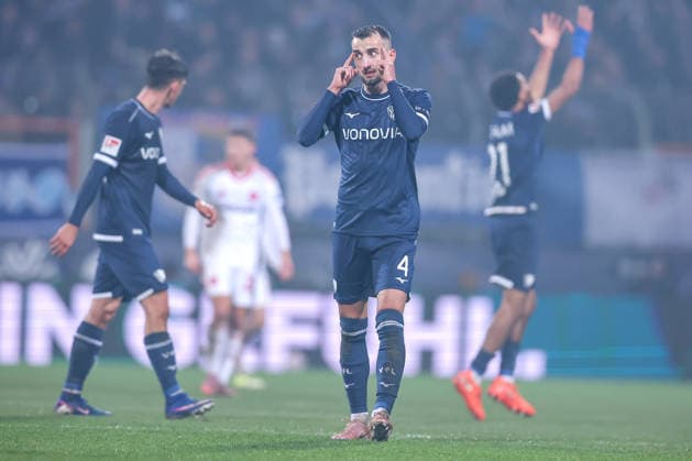 20.02.2026, Fußball, VfL Bochum - 1. FC Nürnberg, 2. Fußball Bundesliga, 23. Spieltag, Vonovia Ruhrstadion, Saison 2025 2026: Torjubel nach dem Elfmeter Treffer Tor zum 1:1 durch Torschütze Francis Onyeka (VfL Bochum 21) - Erhan Masovic (VfL Bochum 04) gestikulierend auf dem Spielfeld DFB regulations prohibit any use of photographs as image sequences and or quasi-video. Nordrhein-Westfalen Deutschland