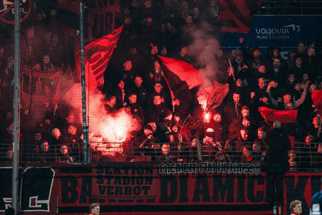 Deutschland: 2. Bundesliga 2025 2026 23. Spieltag, VfL Bochum vs. 1. FC Nürnberg Freitag, 20.02.2026 Vonovia Ruhr Stadion, Nordrhein-Westfalen Fans Zuschauer Stimmung Schal Auswärtsblock Gäste
