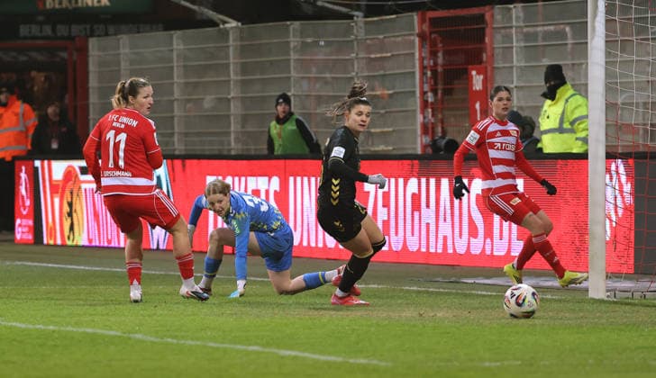 Dina Orschmann verpasst knapp das Tor Zweikampf Spielszene Aktion Fußball Fussball Bundesliga Damen Frauen Saison 2025 2026 20.02.2026 1.FC Union Berlin vs. 1.FC Köln DFL regulations prohibit any use of photographs as image sequences and or quasi-video