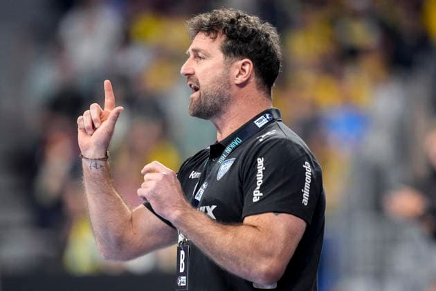 Florian Kehrmann (Trainer, Cheftrainer, TBV Lemgo), gibt Anweisungen, gestikuliert, mit den Armen gestikulieren, Einzelbild, Einzelfoto, Aktion, Action, 20.02.2026, Mannheim (Deutschland), Handball, Bundesliga, Rhein-Neckar Löwen - TBV Lemgo Lippe