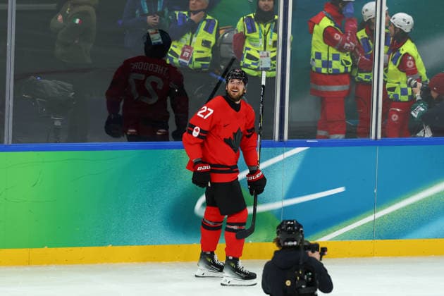 February 20, 2026, Milan, Lombardy, Italy: SHEA THEODORE 27 of Canada scores his side s second goal and ties the Semifinal game between Team Canada (CAN) and Team Finland (FIN) at the Milano Cortina 2026 Olympic Games, Olympische Spiele, Olympia, OS Olympics 2026: Milano Cortina: Ice hockey, Eishockey Men s Semifinal: CAN 3:2 FIN  - ZUMAc179 20260220_oly_c179_094 Copyright: xMickaelxChavetx