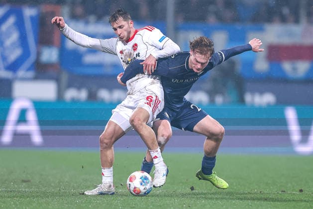 20.02.2026, Fußball, VfL Bochum - 1. FC Nürnberg, 2. Fußball Bundesliga, 23. Spieltag, Vonovia Ruhrstadion, Saison 2025 2026: Adam Markhiev (1FC Nuernberg 06) im Zweikampf gegen Mats Pannewig (VfL Bochum 24) DFB regulations prohibit any use of photographs as image sequences and or quasi-video. Nordrhein-Westfalen Deutschland