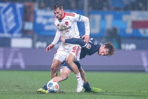 20.02.2026, Fußball, VfL Bochum - 1. FC Nürnberg, 2. Fußball Bundesliga, 23. Spieltag, Vonovia Ruhrstadion, Saison 2025 2026: Adam Markhiev (1FC Nuernberg 06) im Zweikampf gegen Mats Pannewig (VfL Bochum 24) DFB regulations prohibit any use of photographs as image sequences and or quasi-video. Nordrhein-Westfalen Deutschland