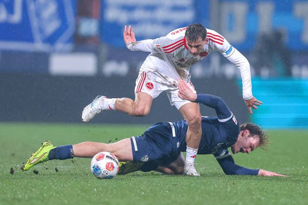20.02.2026, Fußball, VfL Bochum - 1. FC Nürnberg, 2. Fußball Bundesliga, 23. Spieltag, Vonovia Ruhrstadion, Saison 2025 2026: Adam Markhiev (1FC Nuernberg 06) im Zweikampf gegen Mats Pannewig (VfL Bochum 24) DFB regulations prohibit any use of photographs as image sequences and or quasi-video. Nordrhein-Westfalen Deutschland
