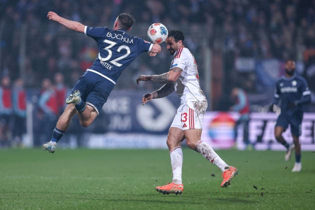20.02.2026, Fußball, VfL Bochum - 1. FC Nürnberg, 2. Fußball Bundesliga, 23. Spieltag, Vonovia Ruhrstadion, Saison 2025 2026: Maximilian Wittek (VfL Bochum 32) im Zweikampf gegen Adriano Grimaldi (1FC Nuernberg 33) DFB regulations prohibit any use of photographs as image sequences and or quasi-video. Nordrhein-Westfalen Deutschland