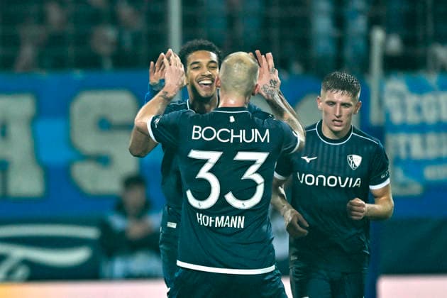 Francis Onyeka (Bochum 21) jubelt nach dem Tor zum 1:1 mit Philipp Hofmann (Bochum 33) 20.02.2026 Fussball VfL Bochum vs 1. FC Nuernberg, Vonovia Ruhrstadion, Bochum, DFB DFL REGULATIONS PROHIBIT ANY USE OF PHOTOGRAPHS AS IMAGE SEQUENCES AND OR QUASI-VIDEO