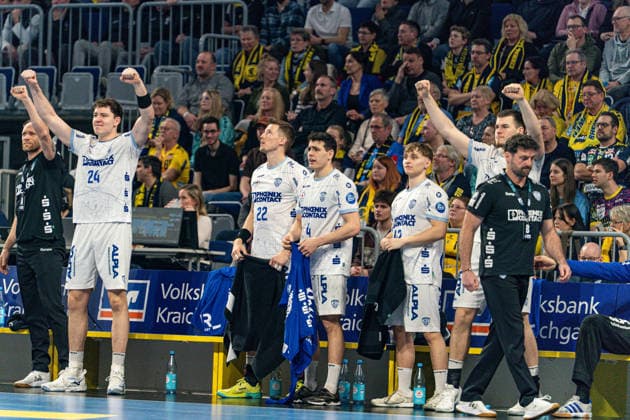 20.02.2026, xdaymx, Handball Daikin HBL, Rhein Neckar Loewen - TBV Lemgo Lippe Mannschaft von Lemgo Lippe feiert am Seitenrand einen Treffer (DFL DFB REGULATIONS PROHIBIT ANY USE OF PHOTOGRAPHS as IMAGE SEQUENCES and or QUASI-VIDEO) Mannheim