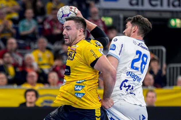 v.li.: Jannik Kohlbacher (RNL, 80), Hendrik Wagner (TBV, 28), Zweikampf, Spielszene, Duell, duel, tackle, tackling, Dynamik, Action, Aktion, 20.02.2026, Mannheim (Deutschland), Handball, Bundesliga, Rhein-Neckar Löwen - TBV Lemgo Lippe