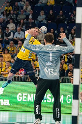 20.02.2026, xdaymx, Handball Daikin HBL, Rhein Neckar Loewen - TBV Lemgo Lippe vl. Haukur Thrastarson scheidert am starken Constantin Möstl (Lemgo Lippe) (DFL DFB REGULATIONS PROHIBIT ANY USE OF PHOTOGRAPHS as IMAGE SEQUENCES and or QUASI-VIDEO) Mannheim