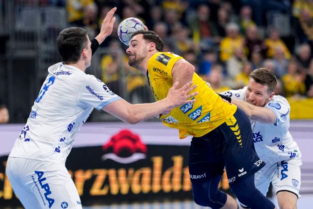 v.li.: Frederik Simak (TBV, 8), Dani Baijens (RNL, 77), Adam Nyfjäll (TBV, 22), Zweikampf, Spielszene, Duell, duel, tackle, tackling, Dynamik, Action, Aktion, 20.02.2026, Mannheim (Deutschland), Handball, Bundesliga, Rhein-Neckar Löwen - TBV Lemgo Lippe