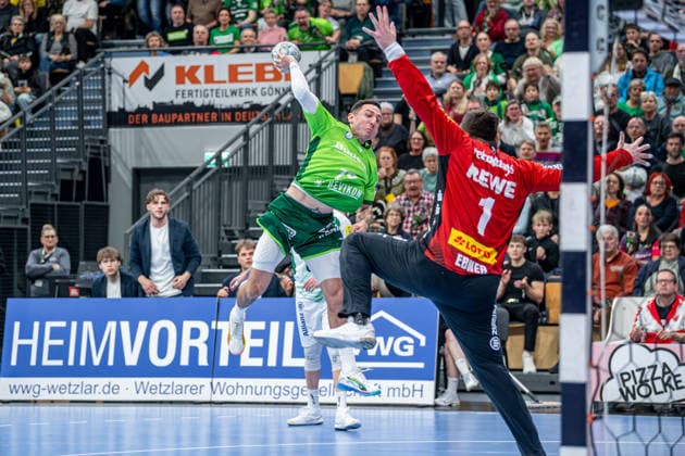 Handball Bundesliga; HSG Wetzlar - SC DHfK Leipzig, 20.02.26 Ahmed Nafea (HSG Wetzlar, 79), Domenico Ebner (SC DHfK Leipzig, 1) Handball Bundesliga; HSG Wetzlar - SC DHfK Leipzig: Wetzlar, 20.02.26 Copyright: xBEAUTIFULxSPORTS Roeczeyx