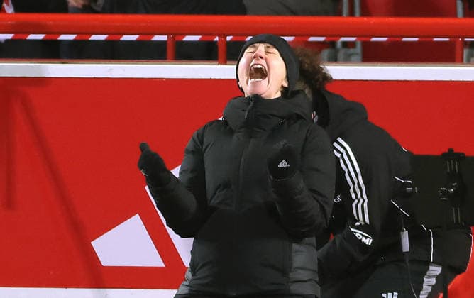 Trainerin Ailien Poese jubelt nach Spielende Sieg Freude Emotion Jubel Fußball Fussball Bundesliga Damen Frauen Saison 2025 2026 20.02.2026 1.FC Union Berlin vs. 1.FC Köln DFL regulations prohibit any use of photographs as image sequences and or quasi-video
