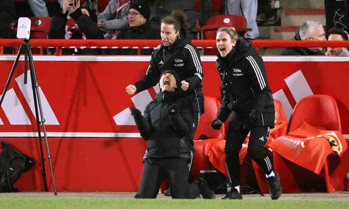 Trainerin Ailien Poese jubelt nach Spielende Sieg Freude Emotion Jubel Fußball Fussball Bundesliga Damen Frauen Saison 2025 2026 20.02.2026 1.FC Union Berlin vs. 1.FC Köln DFL regulations prohibit any use of photographs as image sequences and or quasi-video