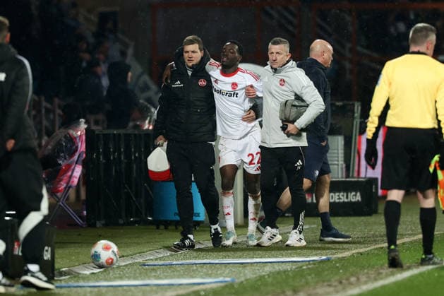 Bochum, Germany, 20.02.26, Rabby Nzingoula (1.FC Nuernberg) geht verletzt vom Platz während des Spiels der 2. Bundesliga zwischen VfL 1848 Bochum - 1. FC Nuernberg im Vonovia Ruhrstadion in Bochum. (Photo by Joachim Bywaletz) DFB DFL REGULATIONS PROHIBIT ANY USE OF PHOTOGRAPHS AS IMAGE SEQUENCES AND OR QUASI-VIDEO.