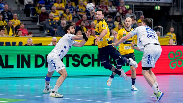 v.li.: Tim Suton (TBV, 23), Dani Baijens (RNL, 77), Hendrik Wagner (TBV, 28), Zweikampf, Spielszene, Duell, duel, tackle, tackling, Dynamik, Action, Aktion, 20.02.2026, Mannheim (Deutschland), Handball, Bundesliga, Rhein-Neckar Löwen - TBV Lemgo Lippe